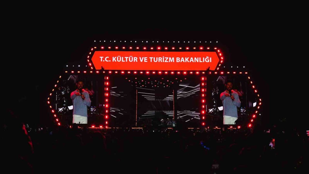 GastroAntep'te Murat Boz sahne aldı, Gaziantep şarkılarla doldu
