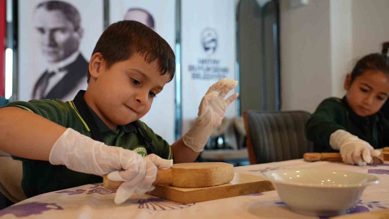 Gastronomievi'nde çocuklar cumhuriyet coşkusunu kömbe ve palyaço ile yaşadı
