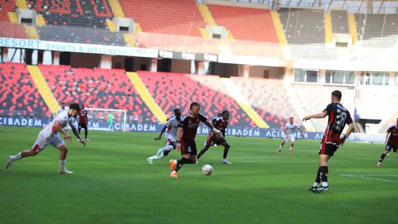 Gaziantep FK ile Çorum FK 0-0'da: ilk 20 dakika golsüz geçti