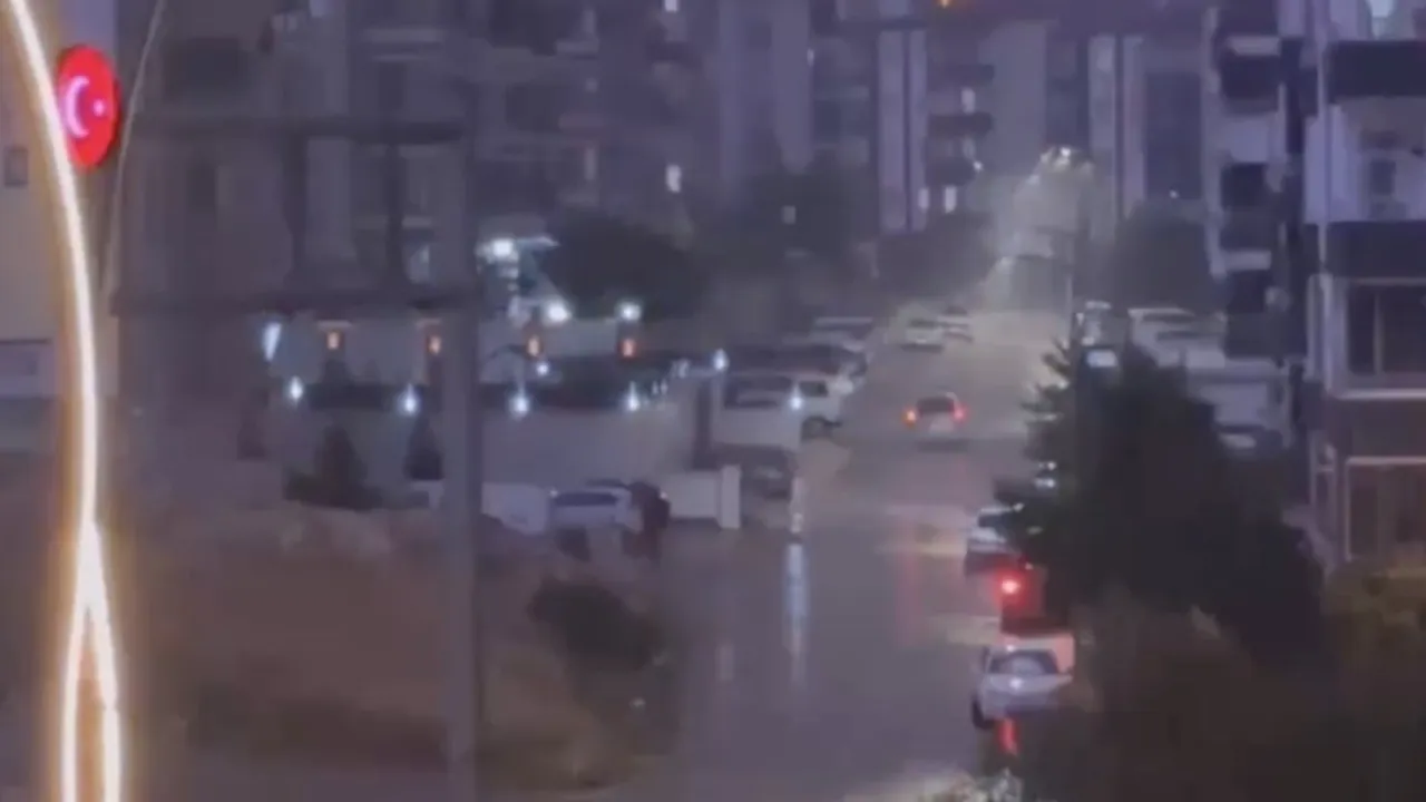 Gaziantep geceyi aydınlatan şimşek fırtınasıyla sarsıldı