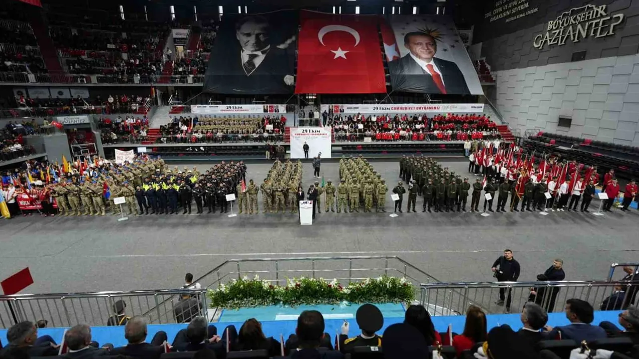Gaziantep'te 29 Ekim coşkusu kapalı salonda sürdü