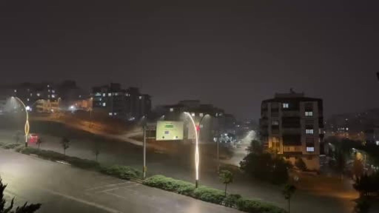 Gaziantep'te karanlığı şimşekler aydınlattı, yollar suyla kaplandı