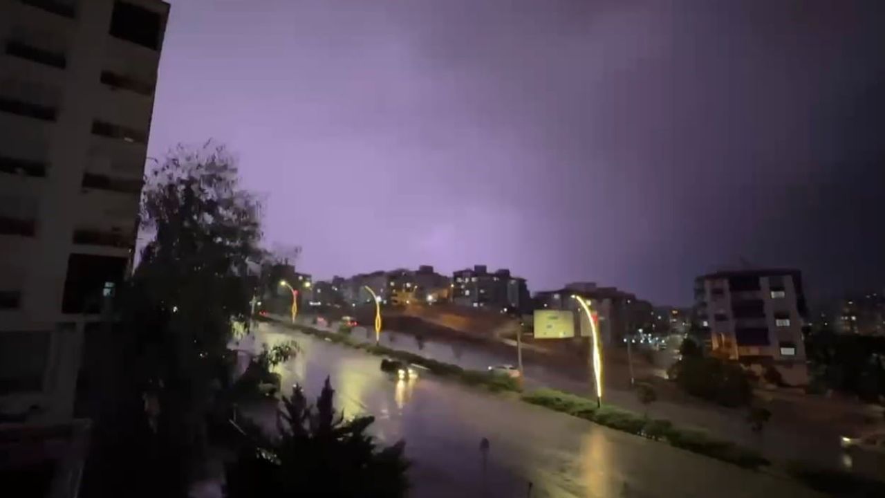 Gaziantep'te sağanak hayatı aksattı, yollar göle döndü
