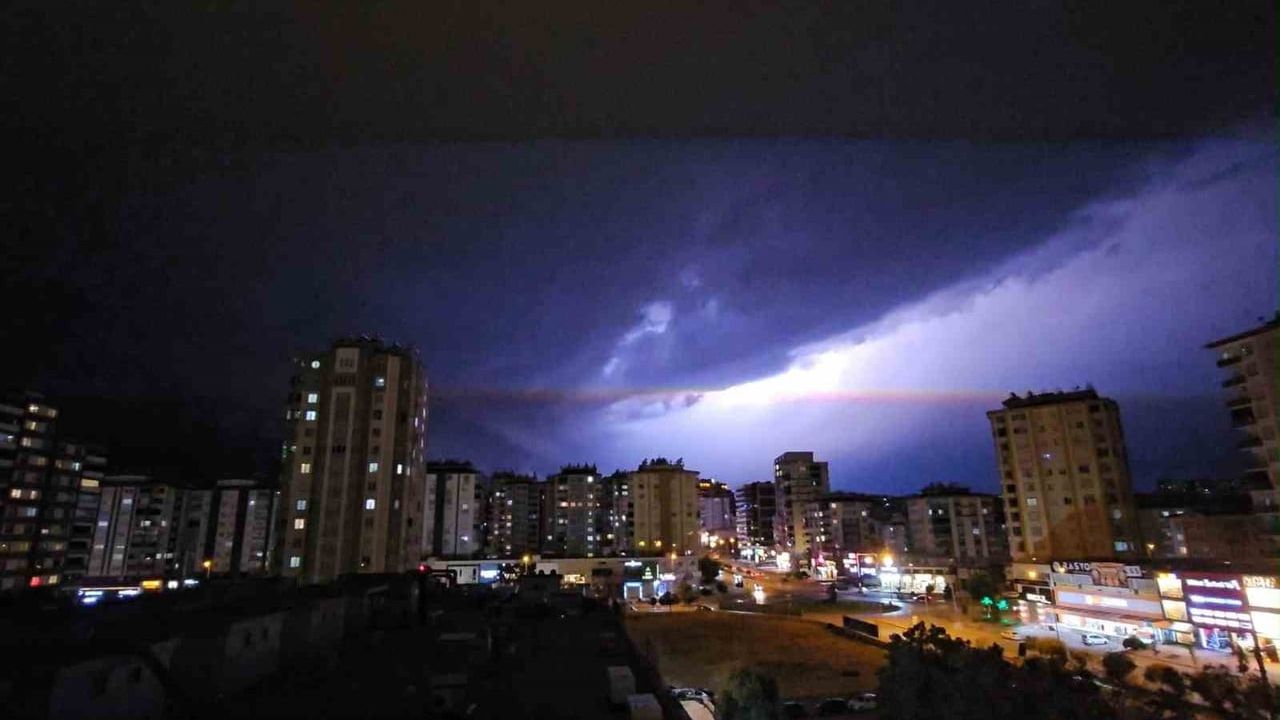 Gaziantep’te şimşeklerin gece sergisi