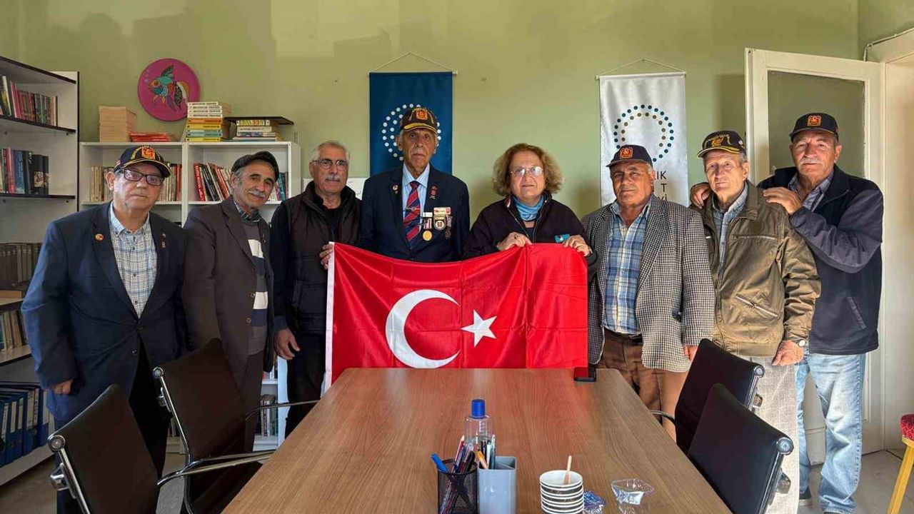 Gazilerden kent konseyi başkanına anlamlı bayrak hediyesi