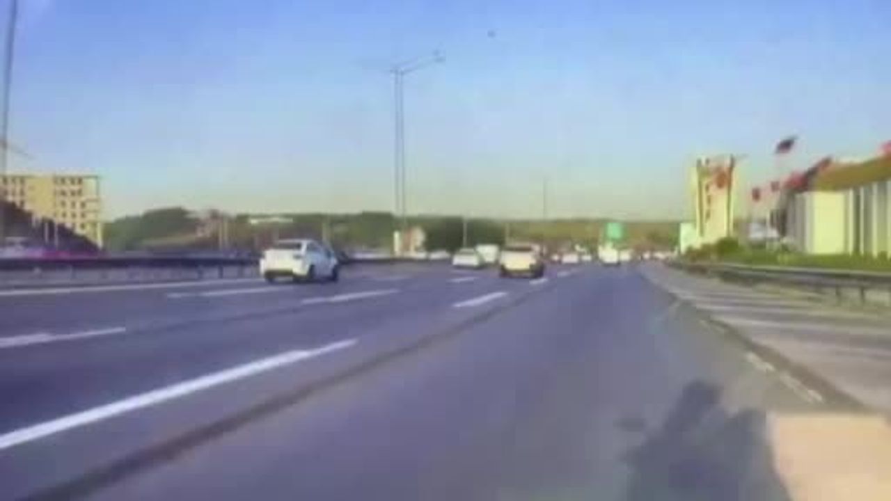 Gaziosmanpaşa'da motosiklet kamerasına yansıyan kaza: bir yolcu yaralandı