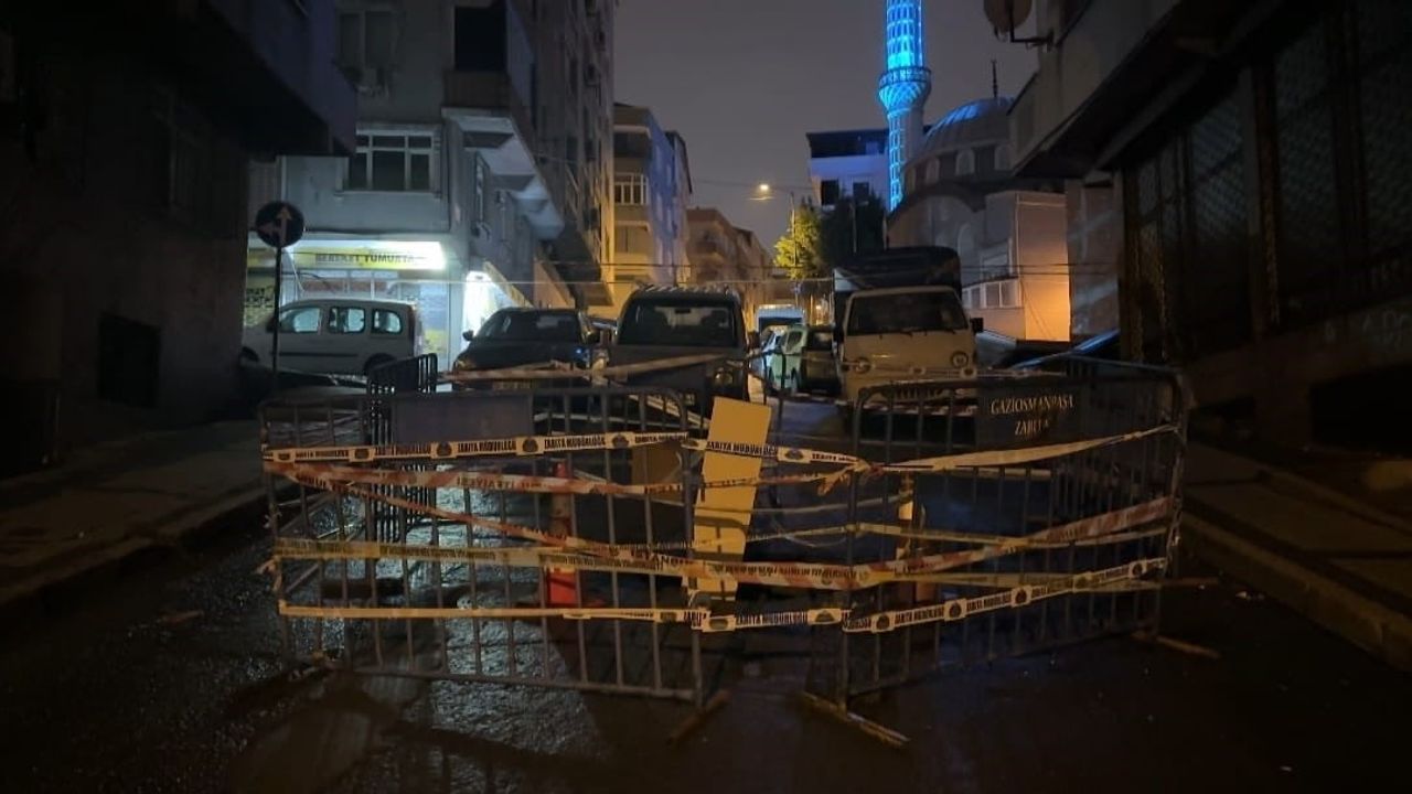 gaziosmanpaşa'da sağanak sonrası 1128 sokakta yol kısmen çöktü