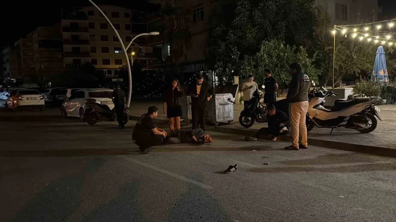 Gazipaşa'da gece yarısı kaza: alkollü motosiklet yol kenarındaki otomobile çarptı