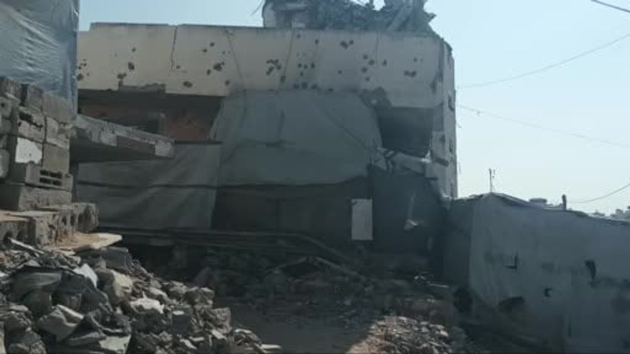 Gazzeliler kışı hasarlı binalarda hayata tutunmaya çalışıyor