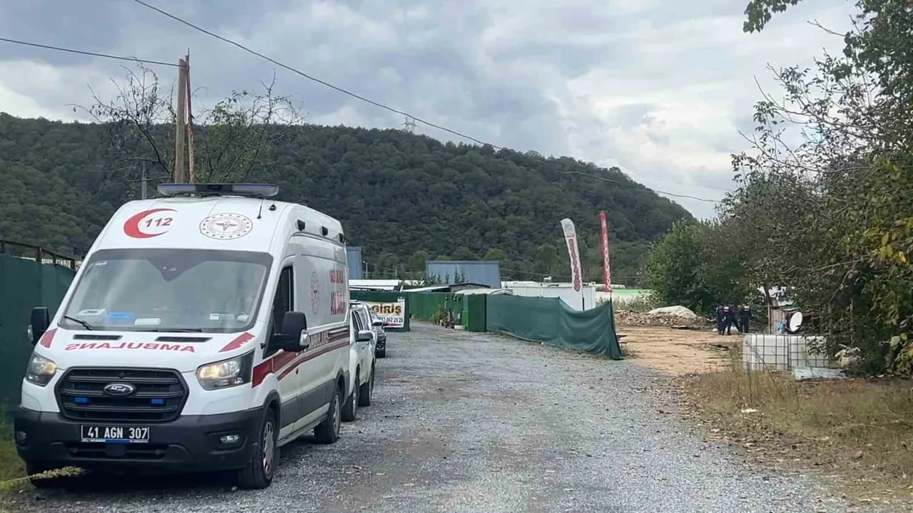 Gebze'de dereye düşen ciptte kaybolan iki kişiyi bulma çabası sürüyor