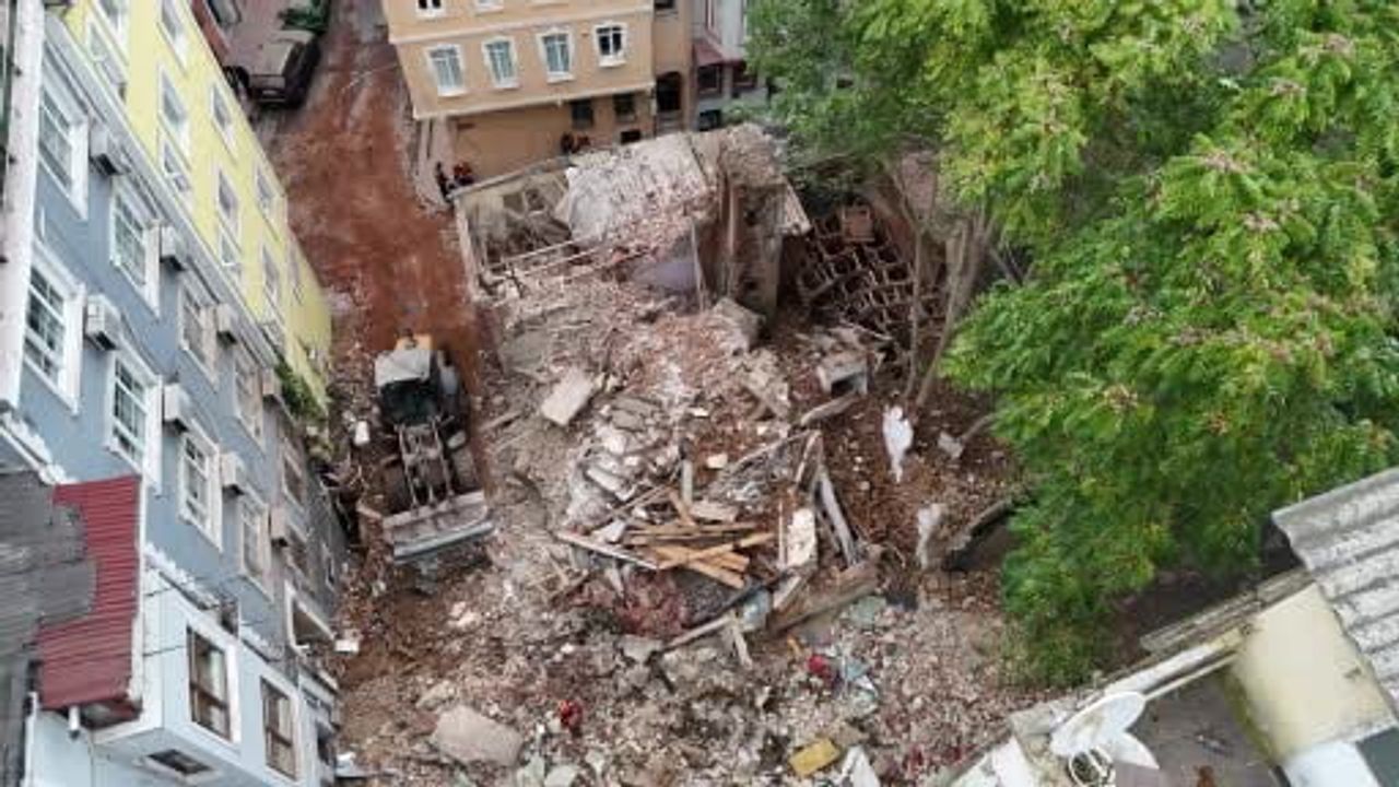Gece çöken metruk bina Beyoğlu'nda bitişik yapıya hasar verdi
