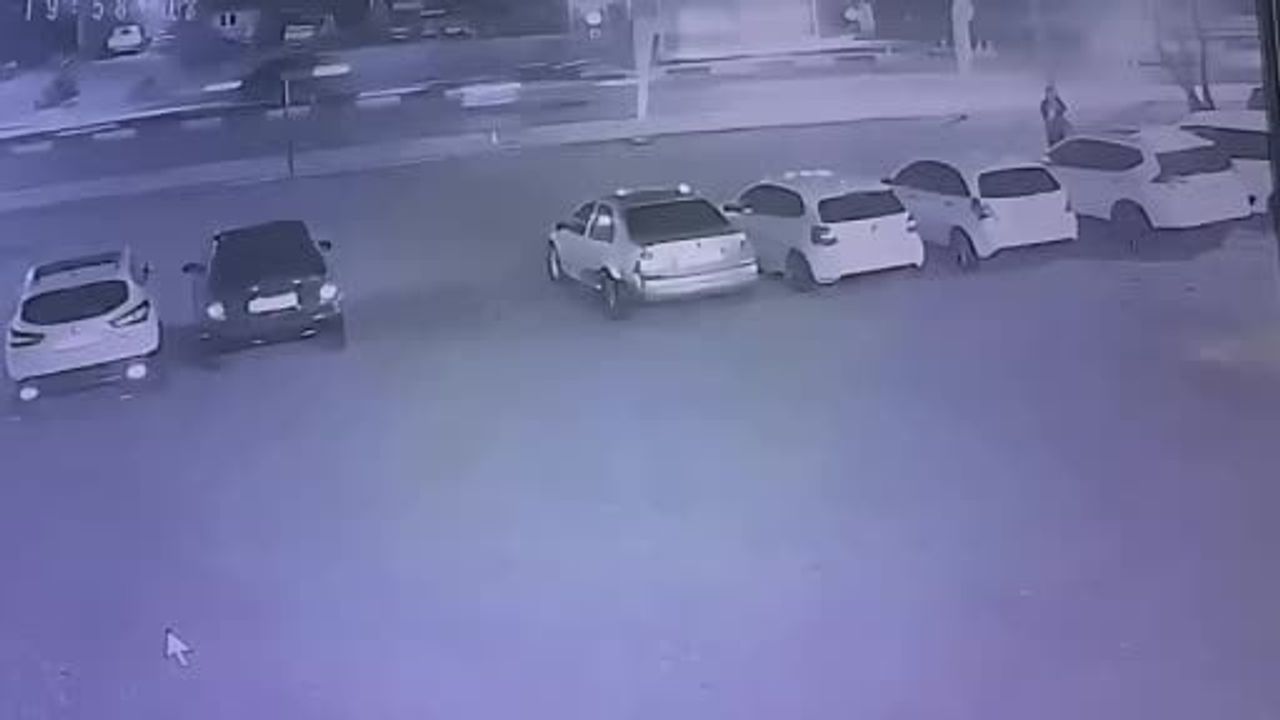 Gece galeride alevler yükseldi: benzinle gelen kişi 6 otomobili yaktı