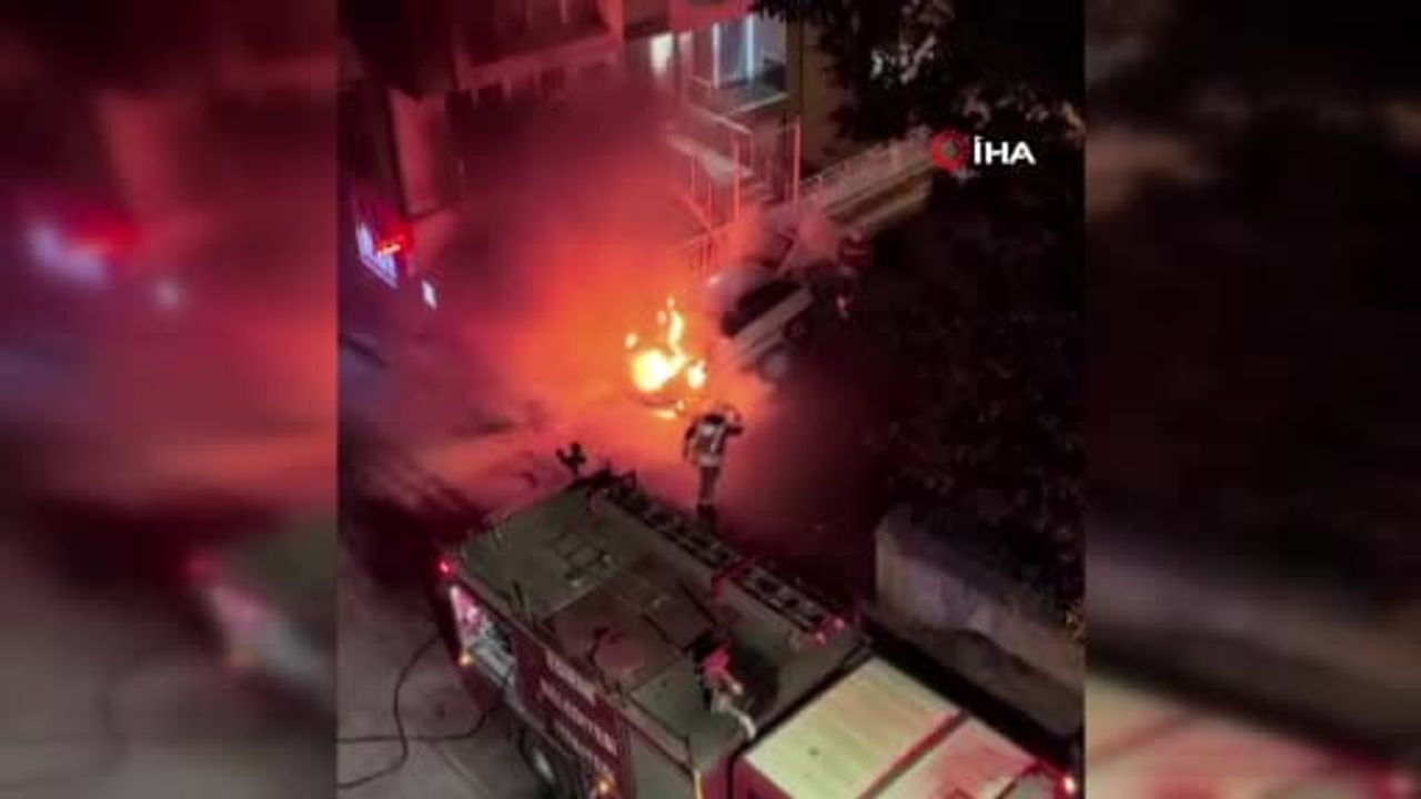 Gece sokakta alev alan otomobil zarar gördü, soruşturma başlatıldı