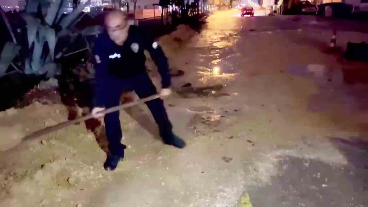 Gece yağışında küreğe sarılan polisler yolları çukurlardan arındırdı