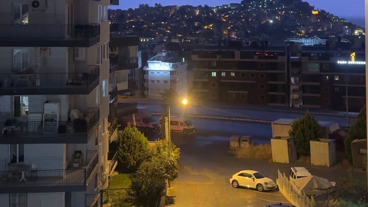 Gece yağmur ve fırtına Kuşadası'nın bazı yollarını suyla kapladı