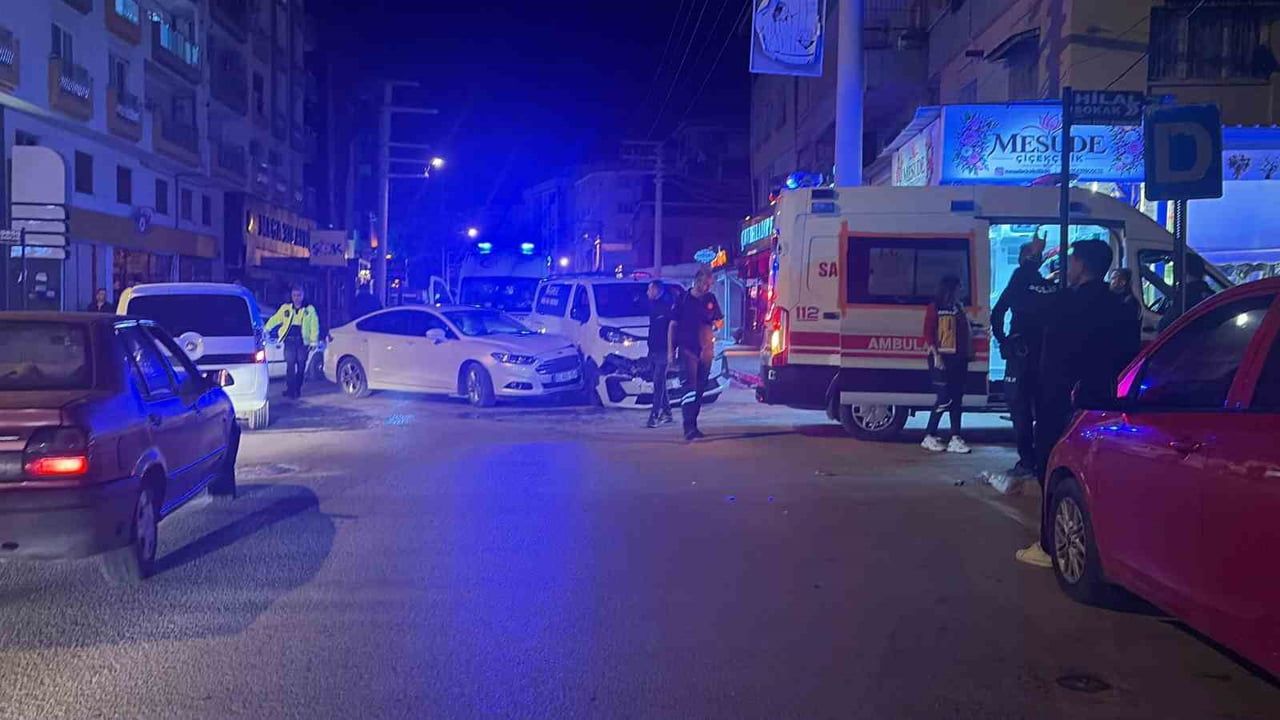 Gece yarısı Osmaniye'de iki otomobil çarpıştı