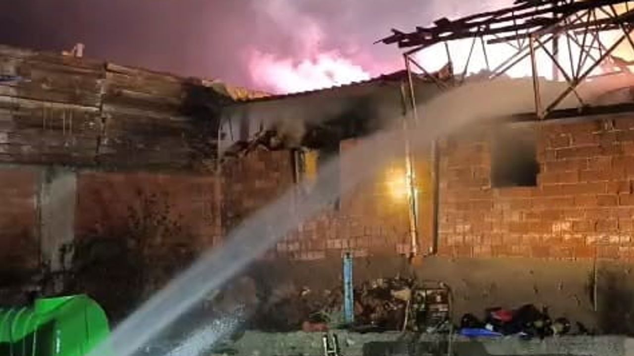 Gece yarısı samanlık küle döndü, İnegöl'de itfaiye müdahale etti