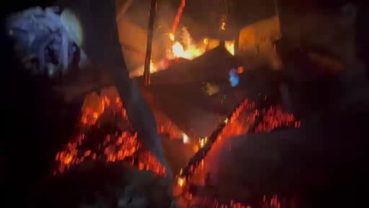 Gece yarısı samanlık yangını itfaiye müdahalesiyle büyümeden söndürüldü