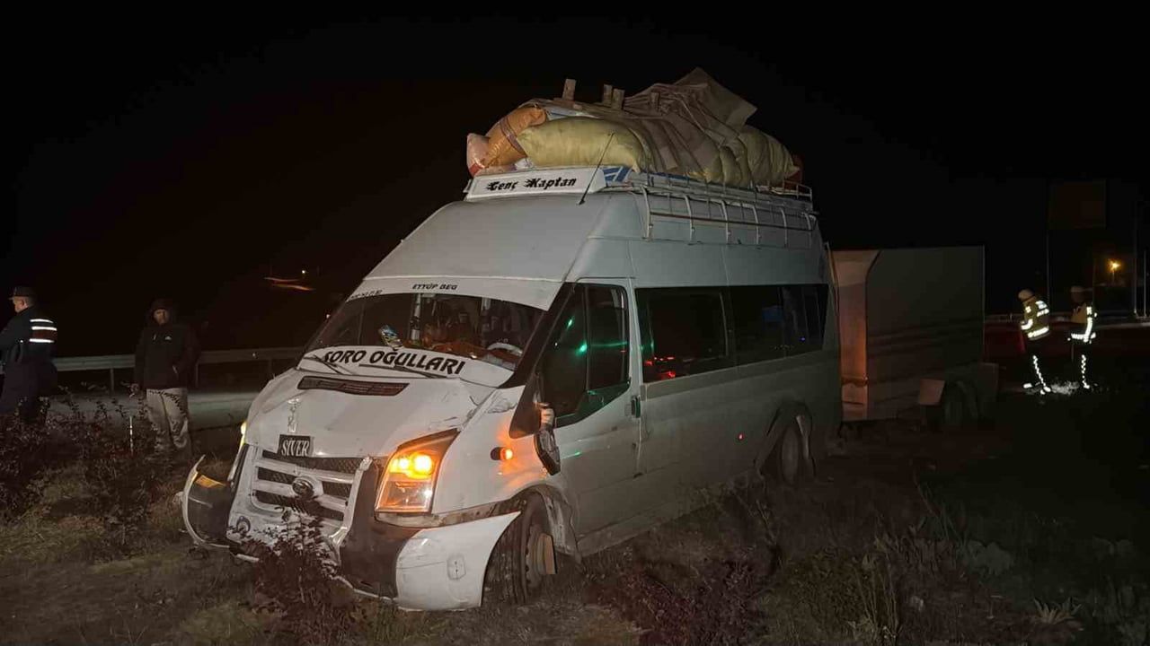 Gece yarısı Sivas-Ankara yolunda tarım işçilerini taşıyan minibüsle otomobil çarpıştı: iki yaralı