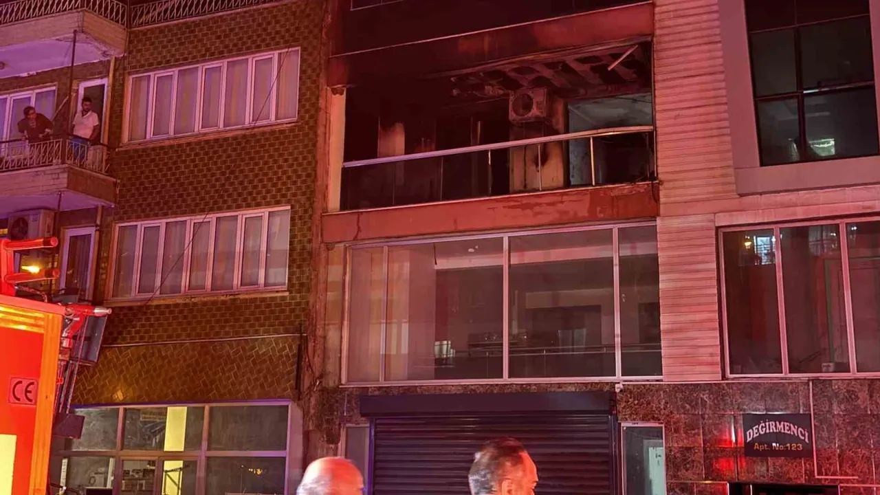 Gece yarısı Umurlu Mahallesi'nde yangın: beş kişi dumandan etkilendi