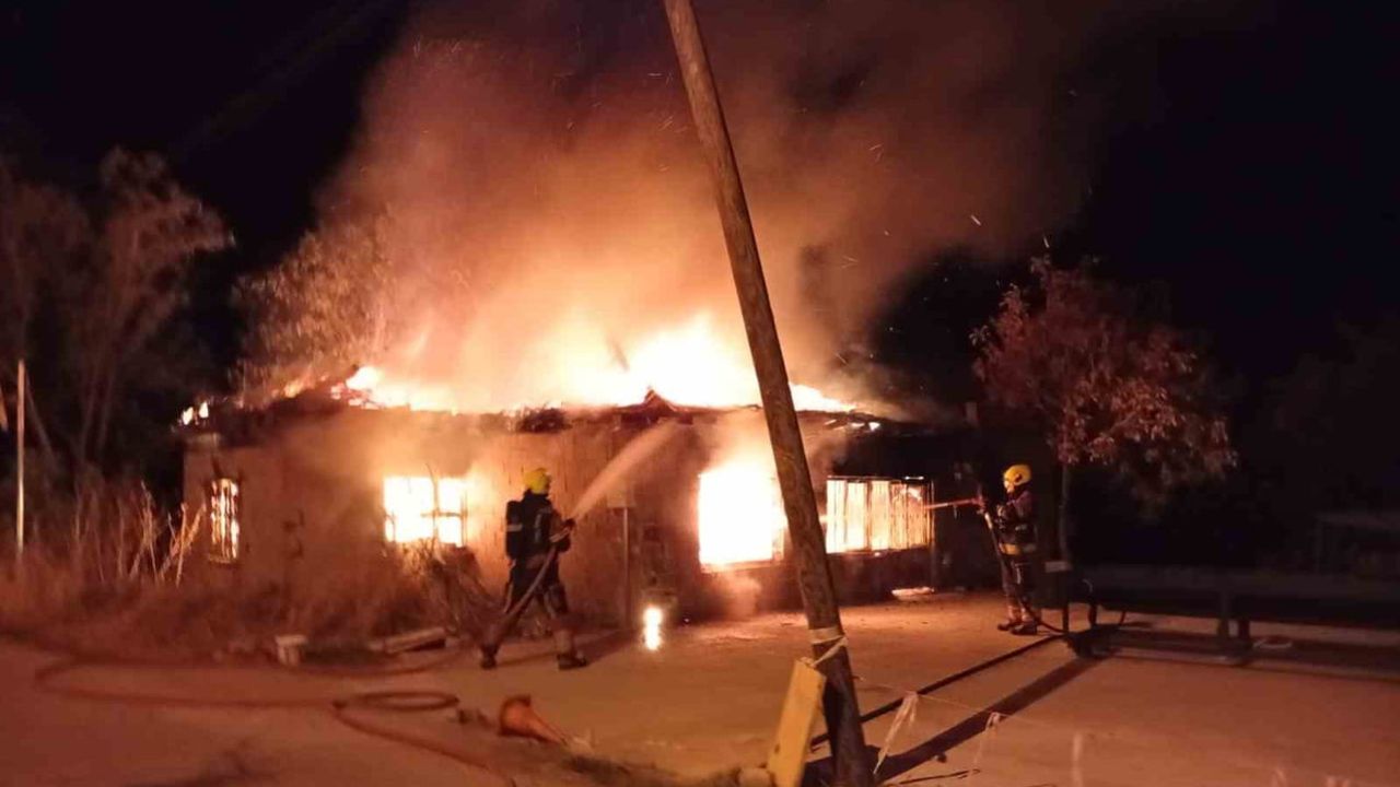 Gece yarısı zeytin tesisinde çıkan yangın itfaiye ekiplerince kontrol altına alındı