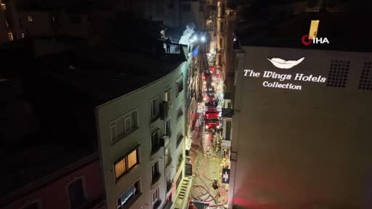 Geceyi uyutmayan alevler: Taksim'de çatı yangını kontrol altına alındı