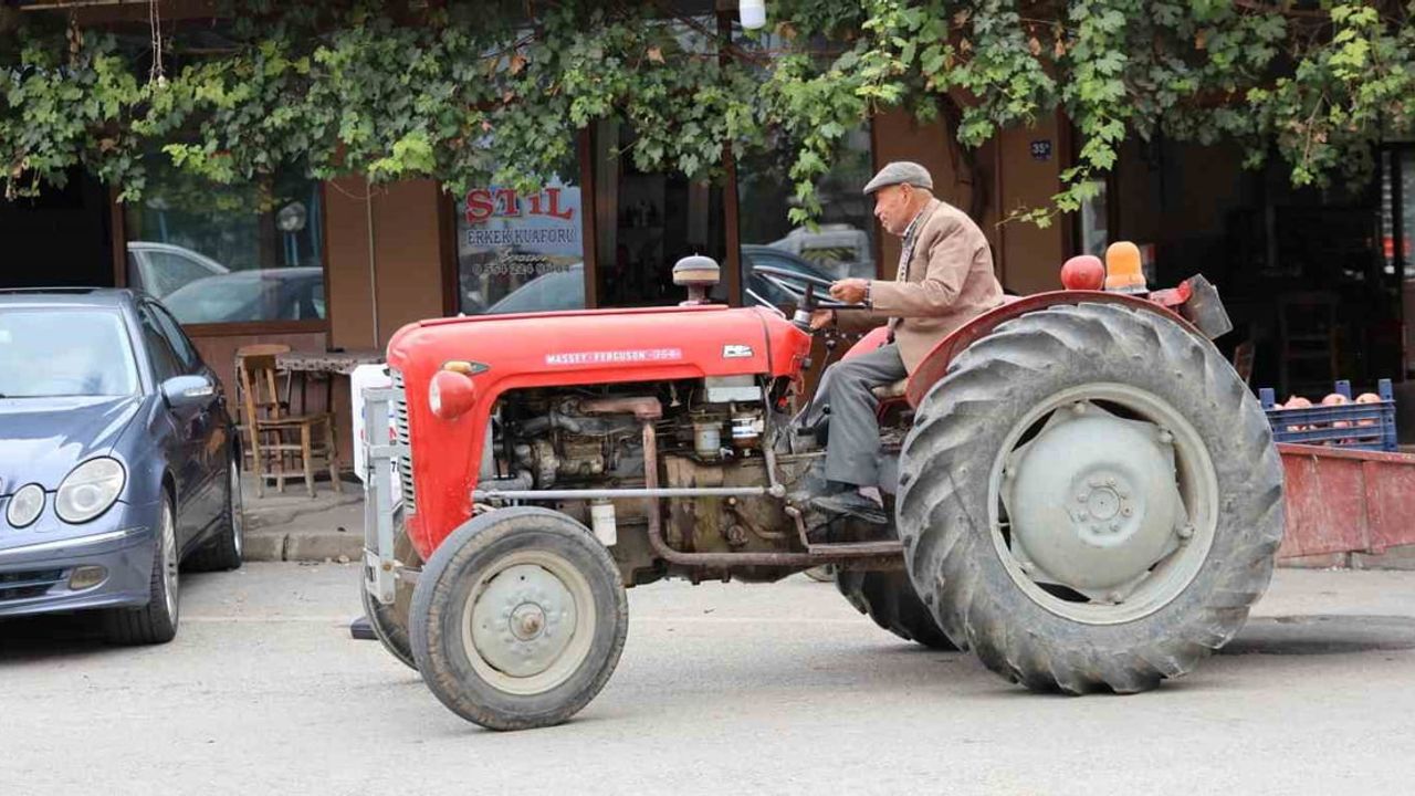 Geçmişi tarlada yaşatan 69 yıllık traktör ve Ali Dede
