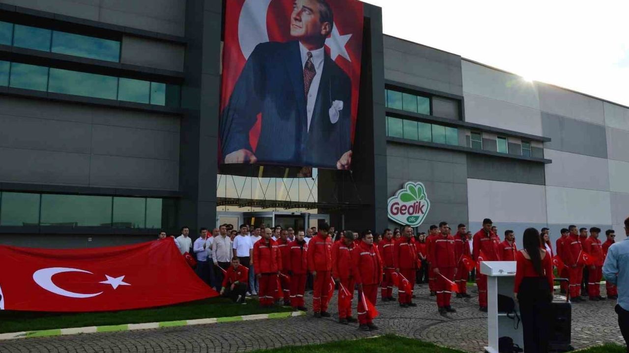 Gedik Piliç'te cumhuriyetin 103. yılı fabrikada coşkuyla kutlandı