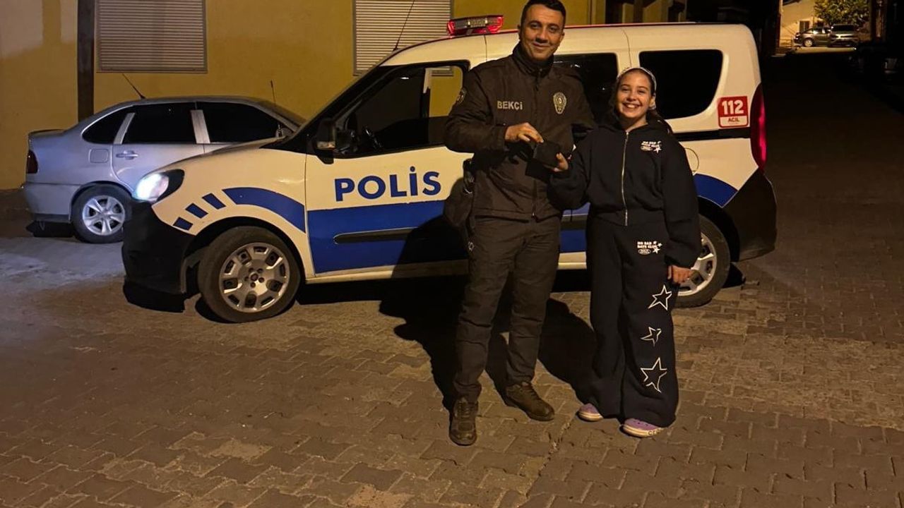 Gediz'de 11 yaşındaki Eslem dürüstlüğüyle cüzdanı sahibine teslim ettirdi
