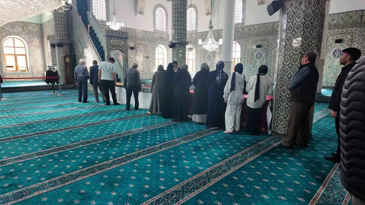 Gediz'de manevi coşkuyu artıran kutsal emanetler Ulu Camii'nde ziyarete açıldı