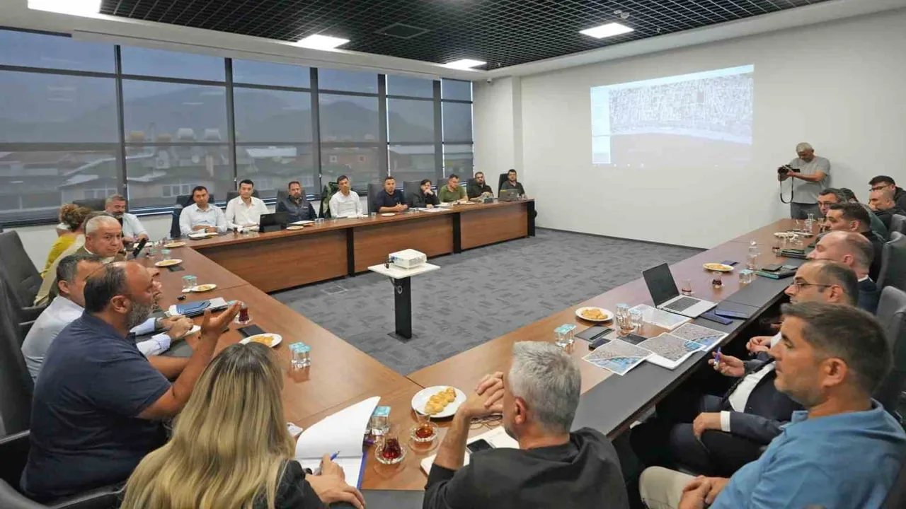 Geleceğe dönük altyapı hamlesi: Atatürk Caddesi 50 yıl hizmet verecek şekilde yenileniyor