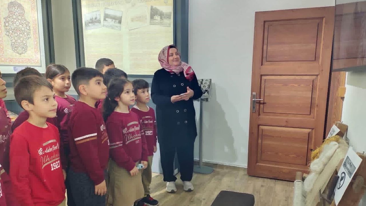 Geleceğin dokumacıları: ilkokul öğrencileri Hereke halısını yerinde öğrendi