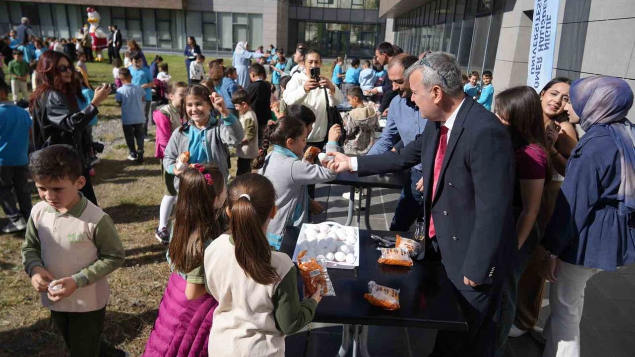 Geleceğin üreticileri Niğde'de elma bahçesinde tarımı öğrendi