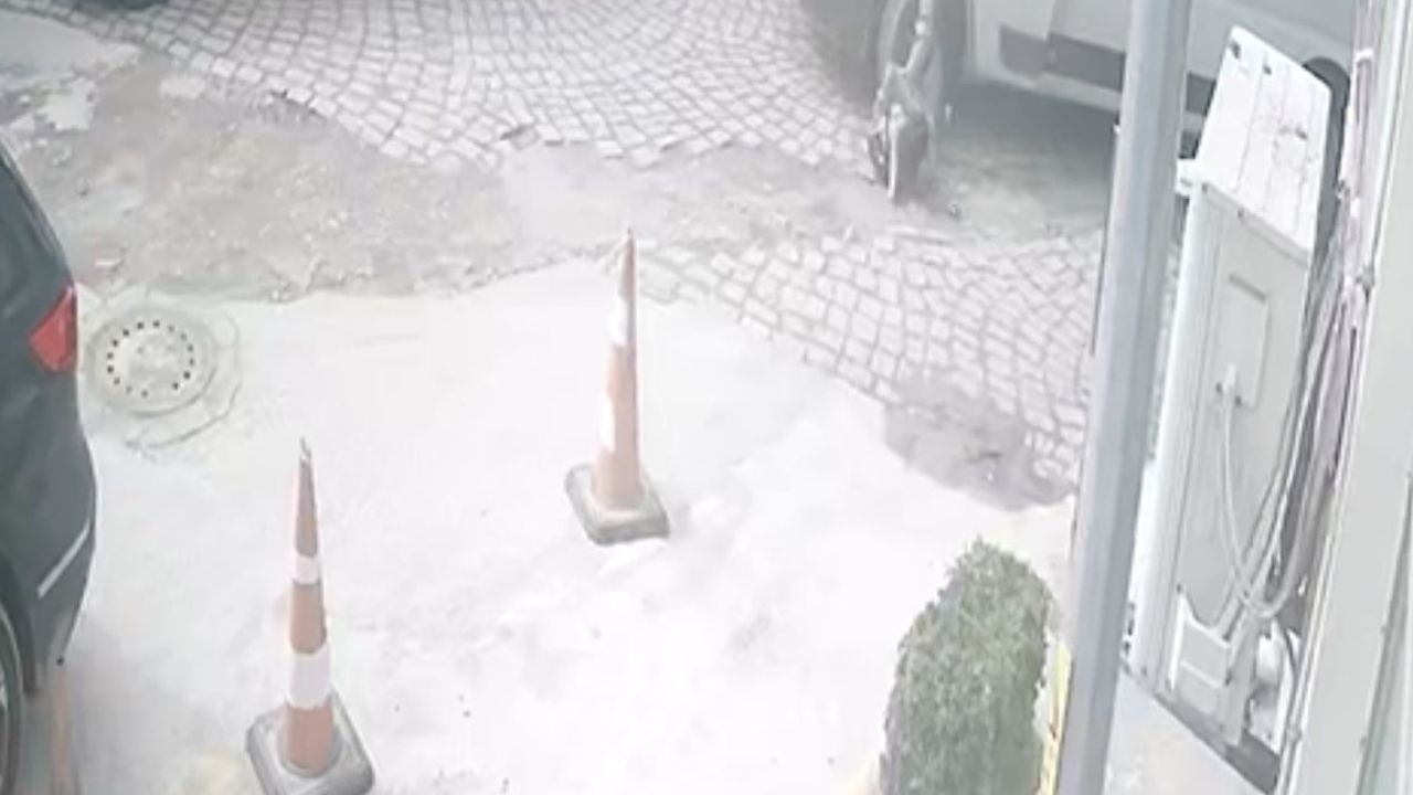 Gelibolu'da pazar yerinde manevra sırasında minibüsün çarptığı yayanın ayağı tekerlek altında kaldı