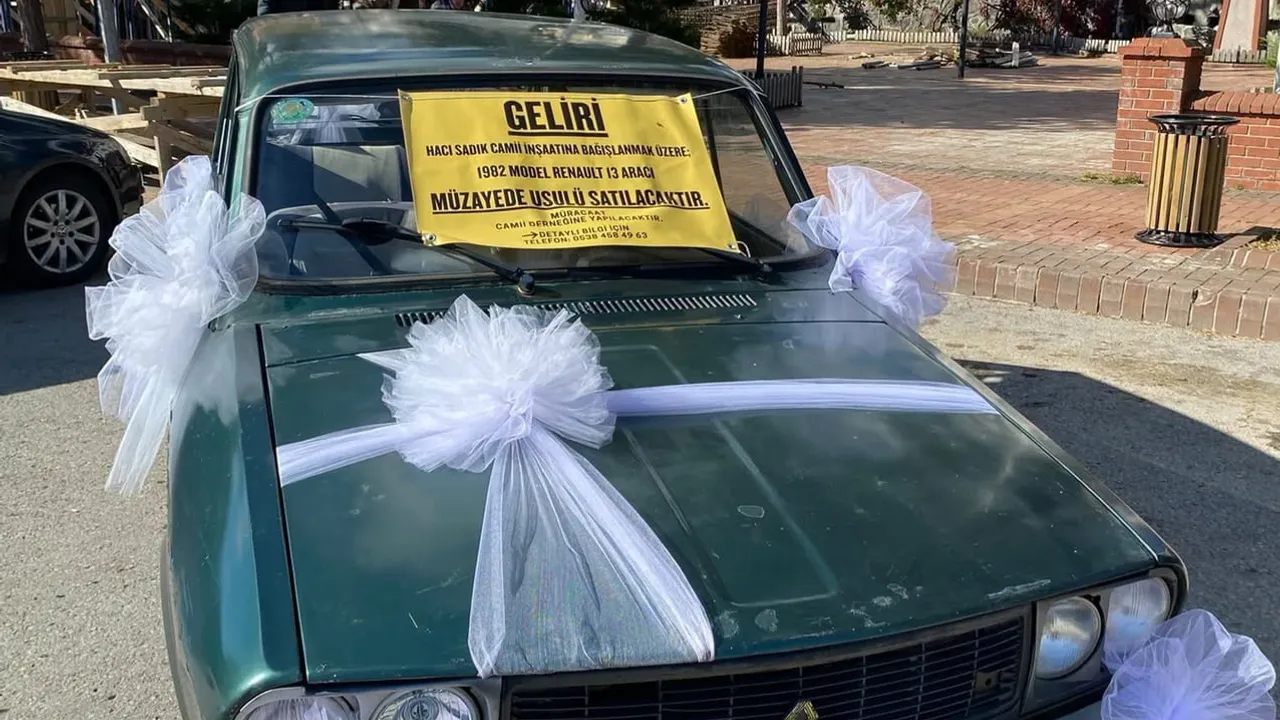 Gelin süsüyle sergilenen 1982 model klasik araç cami inşaatına bağışlandı