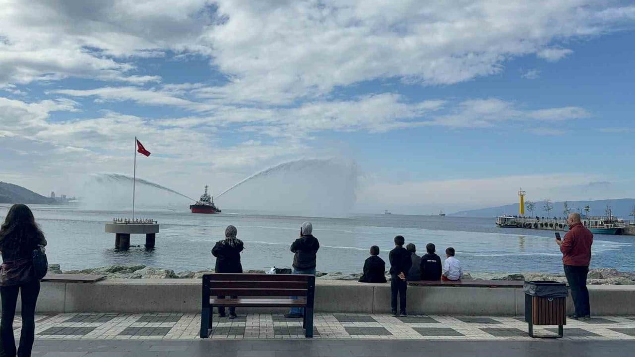 Gemlik sahilinde su ve motorların bayram gösterisi