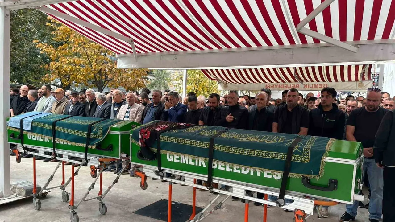 Gemlik'te gözyaşlarıyla uğurlanan çiftin cenazesi toprağa verildi