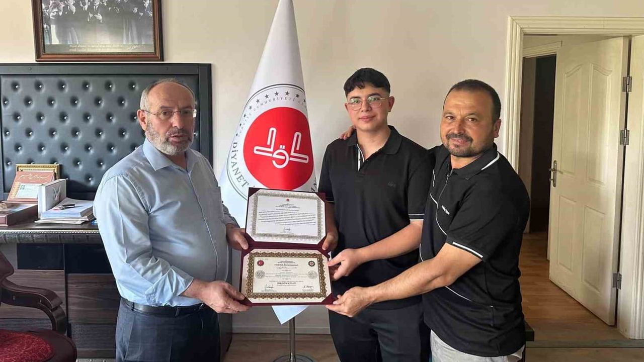 Genç hafızlar Salihli'de belgeleriyle buluştu