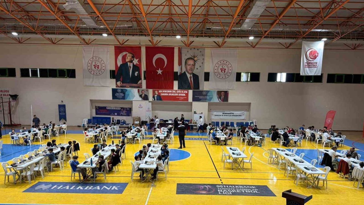 Genç hamleler Burhaniye'de buluştu: satranç turnuvasında 11 ilden 114 sporcu