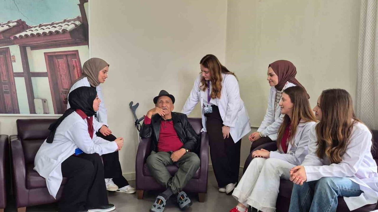 Genç hemşire adayları ESOGÜ'nün kutuda sürprizleriyle huzurevinde neşeyi artırdı