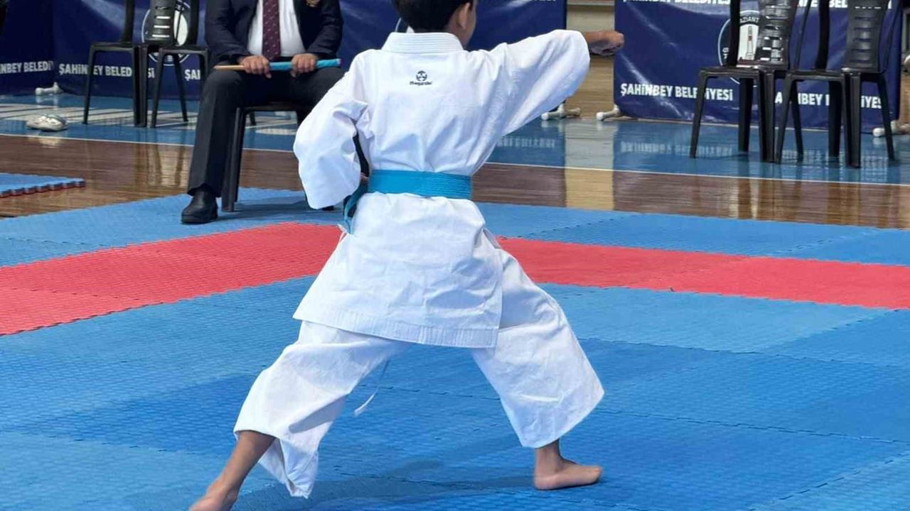 Genç karateciler Gaziantep'te madalya için tatamiye çıktı