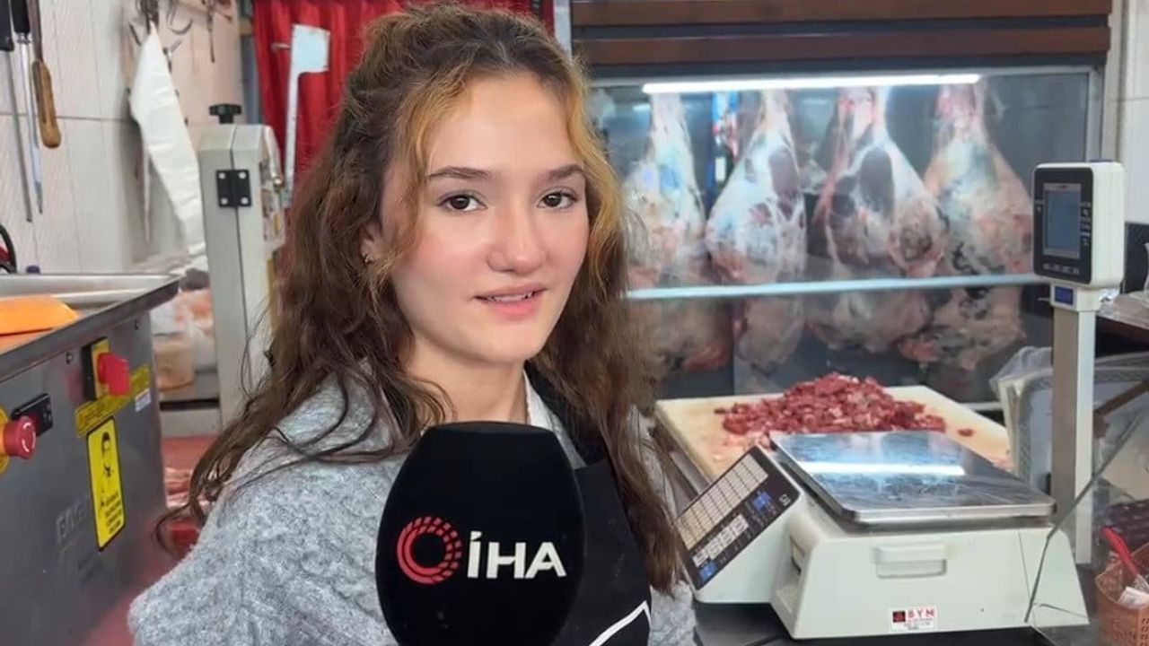 Genç kasap Ela Pınar meslekte ustalığını gösteriyor