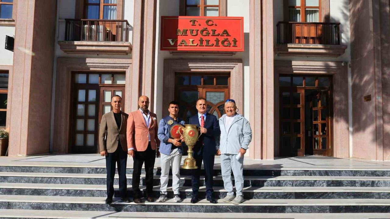 Genç pehlivan Muğla valisini gururlandırdı