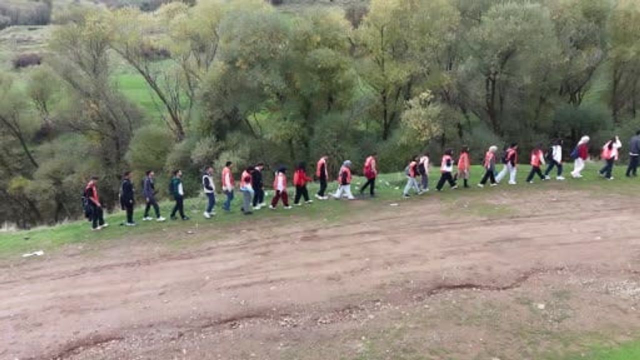 Genç TEMA gönüllüleri karlıdere'de 5 kilometrelik yürüyüşle erozyona dikkat çekti