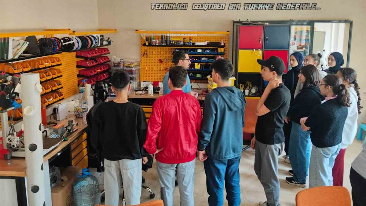Genç yetenekler Bayburt Deneyap atölyesinde üretime hazırlanıyor