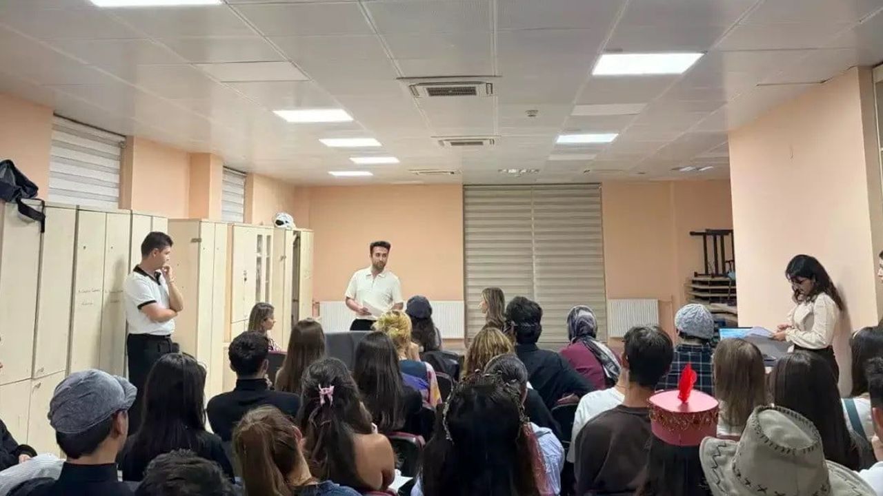 Gençilerin yazıp oynadığı skeçler Muğla sahnesinde hayat buldu