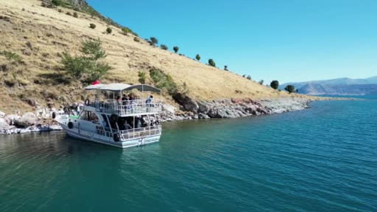 Gençler insansız su altı robotlarıyla Van Gölü’nün derinliklerine indi