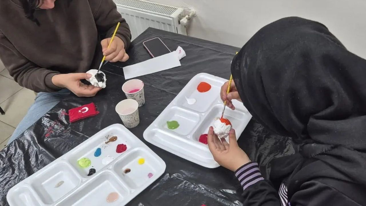 Gençler seramikle Cumhuriyet sevgisini bayrağa işledi