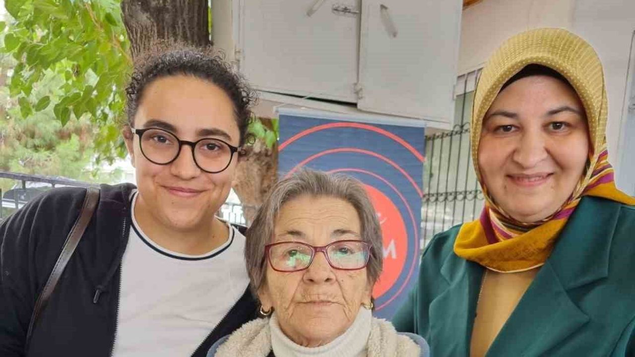 Gençler ve yaşlılar çiçek ekerek gönül köprüsünü güçlendirdi
