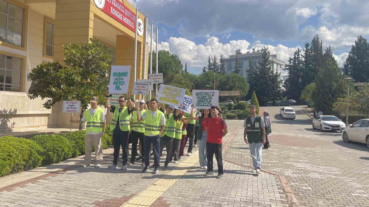 Gençlerden kampüste bağımlılıkla mücadele yürüyüşü